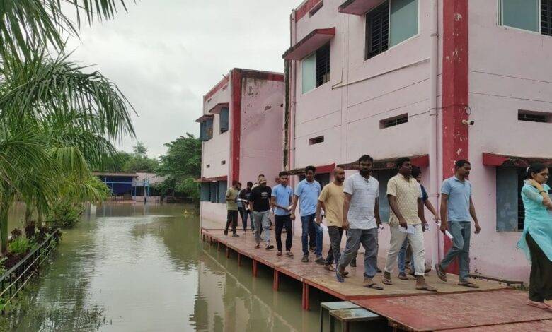 The Students Were Shocked : प्रदेश का एक ऐसा परीक्षा केन्द्र जहा तखत पर सवार होकर पहुचे परिक्षार्थी 1 The Students Were Shocked