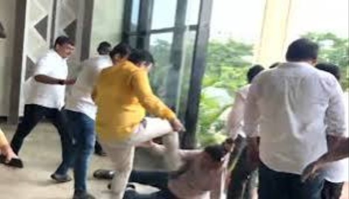 BMC अफसर पर ऑफिस में हमला, ओडिशा में हंगामा, OAS अधिकारियों ने ली सामूहिक छुट्टी 1 befunky 2025 6 2 11 43 41
