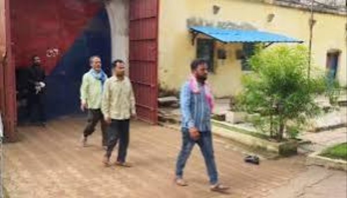 रायपुर: अवैध बांग्लादेशियों पर कार्रवाई, 30 को गुवाहाटी भेजा गया, डिपोर्ट की तैयारी 1 befunky 2025 6 3 9 14 43