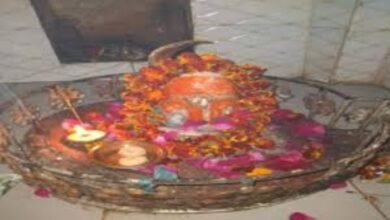 बिजली नहीं, सिर्फ दीये से रौशन होता है ये अनोखा मंदिर, बल्ब जलाते ही हो जाता है फ्यूज 9 image 2025 07 04T103240.661