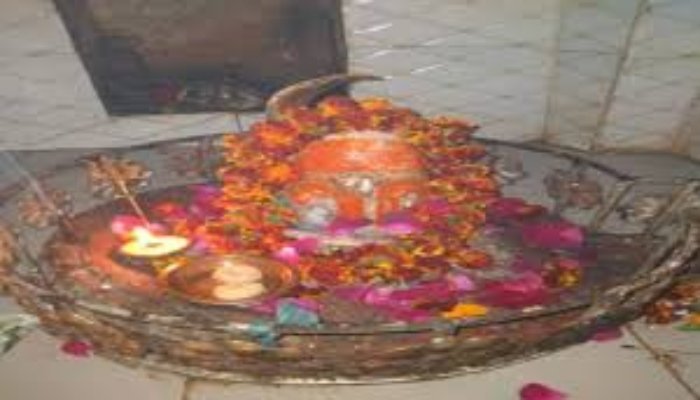 बिजली नहीं, सिर्फ दीये से रौशन होता है ये अनोखा मंदिर, बल्ब जलाते ही हो जाता है फ्यूज 1 image 2025 07 04T103240.661