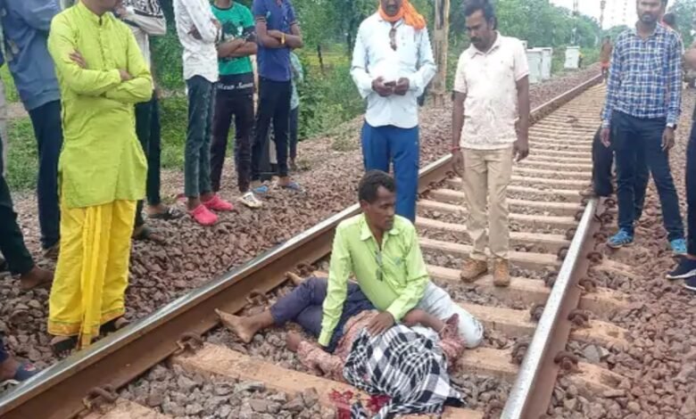 पूर्व पार्षद के बेटे ने ट्रेन के सामने कूदकर जान दी, मौत 1 पार्षद