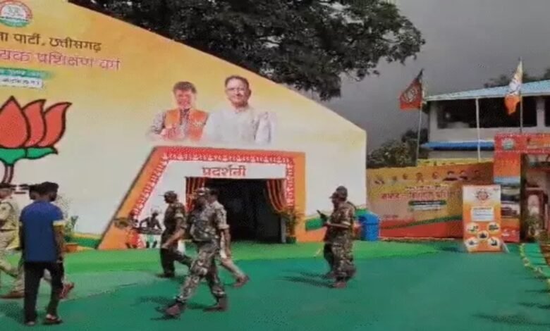 भाजपा का मैनपाट प्रशिक्षण शिविर शुरू, छत्तीसगढ़ी चटनी-गीत-संगीत से होगा स्वागत, कांग्रेस बोली- ‘भ्रष्टाचार छिपाने की ट्रेनिंग’ 1 मैनपाट प्रशिक्षण शिविर, भाजपा प्रशिक्षण शिविर छत्तीसगढ़, मल्लिकार्जुन खड़गे रैली, Mainpat training camp, BJP training camp Chhattisgarh, Mallikarjun Kharge rally, JP Nadda Mainpat tour, Amit Shah Chhattisgarh, Lakra chutney BJP, जेपी नड्डा मैनपाट दौरा , अमित शाह छत्तीसगढ़, लाकड़ा चटनी भाजपा,