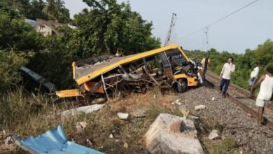 तमिलनाडु ट्रेन हादसा, कडलूर स्कूल वैन एक्सीडेंट, बिना फाटक रेलवे क्रॉसिंग, Tamil Nadu train accident, Cuddalore school van accident, Railway crossing without gate, School bus train collision, Three children died, Chemmankuppam accident, स्कूल बस ट्रेन टक्कर, तीन बच्चों की मौत, चेम्मनकुप्पम हादसा,