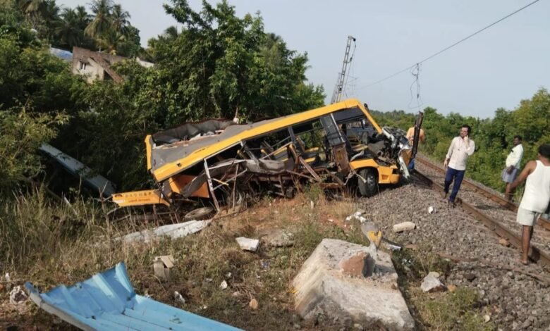 तमिलनाडु ट्रेन हादसा, कडलूर स्कूल वैन एक्सीडेंट, बिना फाटक रेलवे क्रॉसिंग, Tamil Nadu train accident, Cuddalore school van accident, Railway crossing without gate, School bus train collision, Three children died, Chemmankuppam accident, स्कूल बस ट्रेन टक्कर, तीन बच्चों की मौत, चेम्मनकुप्पम हादसा,