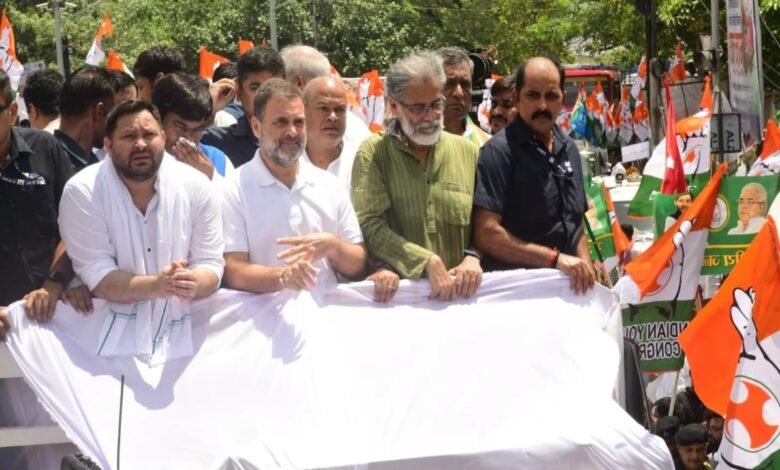 वोटर वेरिफिकेशन के विरोध में महागठबंधन का बंद: राहुल गांधी-तेजस्वी यादव सड़क पर उतरे, ट्रेनें रोकीं; हाइवे जाम 1 image 2025 07 09T113820.454