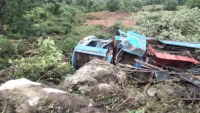 कबीरधाम हादसा, ट्रक खाई में गिरा, 3 की मौत, 2 गंभीर घायल, Kabirdham accident, Truck fell into ditch, 3 dead, 2 seriously injured, 60 feet deep ditch, Kukdur police station area, Agarpani village, 60 फीट गहरी खाई, कुकदूर थाना क्षेत्र, आगरपानी गांव,