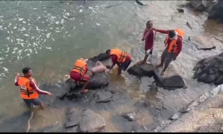 इंद्रावती नदी डूबकर मौत, दंतेवाड़ा नदी हादसा, नाव पलटने से युवक लापता, तीन दिन बाद मिला शव, जग्गू लेकामी मौत, महेश ओयामी रेस्क्यू,Death by drowning in Indravati river, Dantewada river accident, Young man missing after boat capsized, Body found after three days, Jaggu Lekami death, Mahesh Oyam rescue,