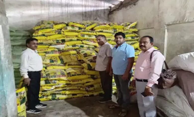 खाद की ब्लैक मार्केटिंग, कृषि विभाग की छापेमारी, Black marketing of fertilizers, Raid by Agriculture Department, Masturi Block, Jayaramnagar fertilizer shop, Farmers' problems, Fertilizer shortage, Hoarding, मस्तूरी ब्लॉक, जयरामनगर खाद दुकान, किसानों की परेशानी, खाद की किल्लत, जमाखोरी,
