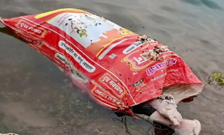 रायपुर, बोरी में लाश, पत्थर खदान, पानी में तैरती लाश, Raipur, Dead body in sack, Stone quarry, Dead body floating in water, Rakhi police station area, Bendri village, Unknown body, राखी थाना क्षेत्र, बेंद्री गांव, अज्ञात शव,