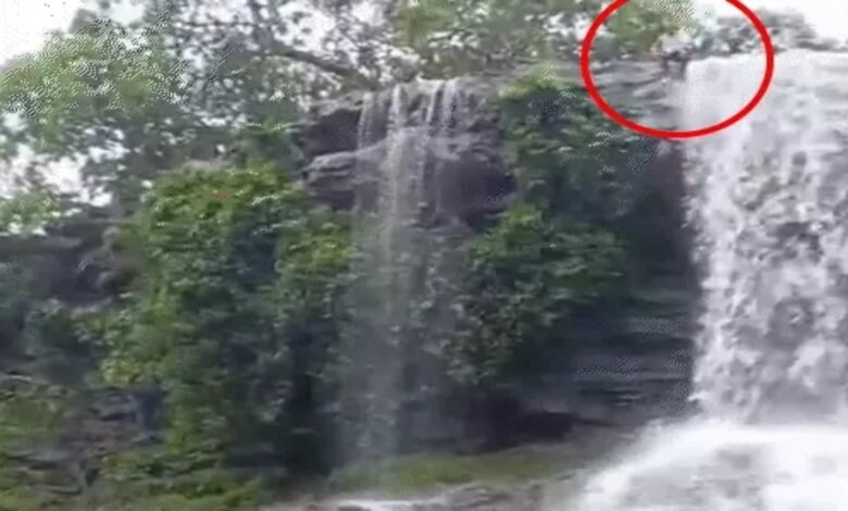 धसगुड़ जलप्रपात में बड़ा हादसा: रील बनाते समय 40 फीट नीचे गिरा युवक, 4 हड्डियां टूटीं 1 धसगुड़ जलप्रपात हादसा, बलौदाबाजार युवक गिरा, रील बनाते समय हादसा,Dhasgud waterfall accident, Balodabazar youth fell, Accident while making reel, Fell from 40 feet height, Nikhil Sahu accident, 40 फीट ऊंचाई से गिरा , निखिल साहू दुर्घटना,