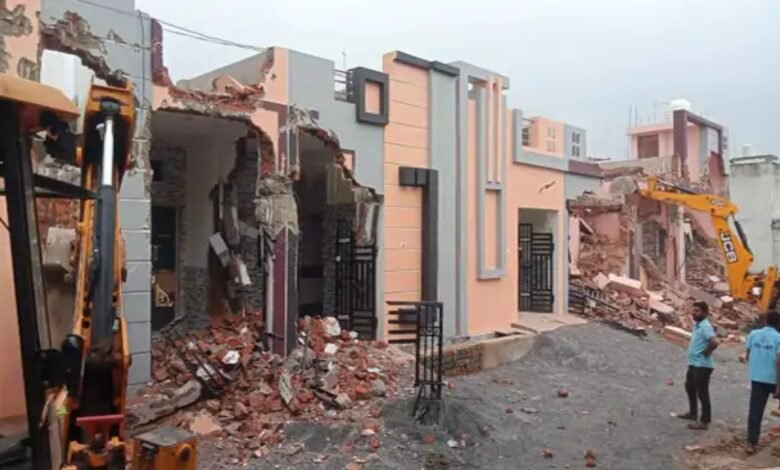 रायपुर बुलडोजर कार्रवाई, अवैध कॉलोनी निर्माण, बोरियाखुर्द अवैध मकान, Raipur bulldozer action, Illegal colony construction, Boriyakhurd illegal house, 25 acres land encroachment, Layout construction without map, Municipal corporation and administration action, 25 एकड़ भूमि अतिक्रमण, बिना नक्शा लेआउट निर्माण, नगर निगम और प्रशासन कार्रवाई,