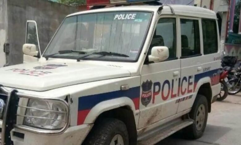 मामूली विवाद में हैवानियत: कूड़ा फेंकने के झगड़े में बुजुर्ग महिला को पेड़ से बांधकर पीटा 1 हैवानियत