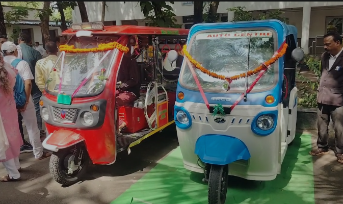 ई-रिक्शा सहायता योजना से महिलाओं को मिली नई दिशा, केंद्रीय मंत्री के हाथों दी गई जरूरतमंदों को ई-रिक्शा 1 फ्स्जफ्फ़