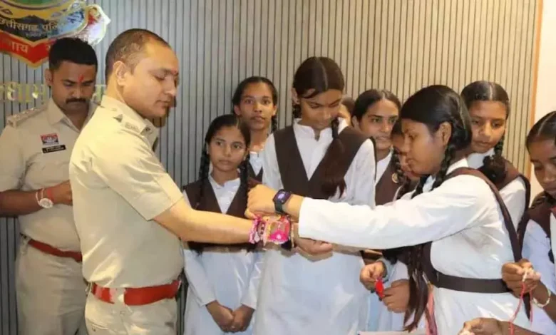 रक्षाबंधन पर बहनों ने पुलिसकर्मियों को बांधी राखी, सुरक्षा के लिए जताया आभार 1 4806705 untitled 60 copy