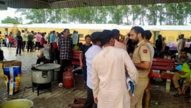 जम्मू-कटरा रूट पर फंसी ट्रेन, 1500 यात्री 24 घंटे से इंतजार में 5 कटरा