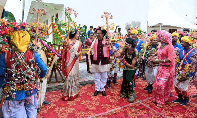 नवा रायपुर में मंत्री रामविचार नेताम के आवास पर पोरा तिहार मनाया गया 1 IMG 1591