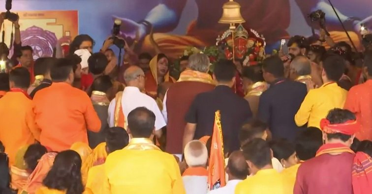 सीएम विष्णु देव साय शामिल हुए रायपुर की विशाल कांवड़ यात्रा में, की प्रदेश की खुशहाली की कामना 1 IMG 20250803 134648