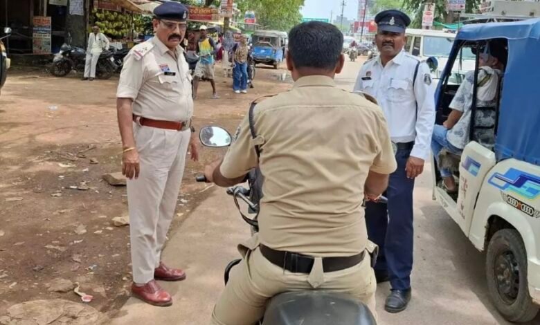धमतरी में बिना हेलमेट चलाने वालों पर चला पुलिस का डंडा, 60 लोगों पर चालानी कार्रवाई 1 IMG 20250804 150802