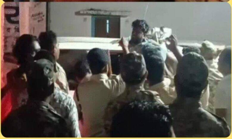 पुरानी रंजिश में खूनी संघर्ष: युवक की हत्या, पुलिस पर पथराव; चार घंटे तक घेरे रखा 1 कसडोल थाना, बलौदाबाजार, मड़कड़ा गांव, झबड़ी गांव,Kasdol police station, Baloda Bazar, Madkada village, Jhabdi village, Old rivalry, Bloody conflict, पुरानी रंजिश, खूनी संघर्ष,