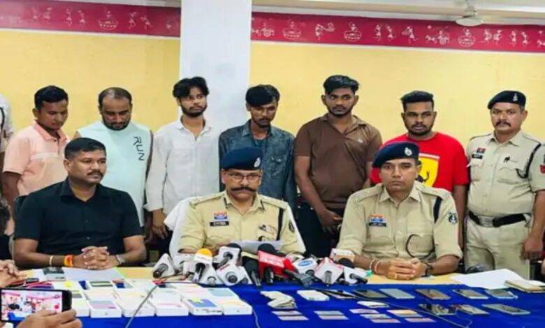 कांवड़ियों के भेष में रायपुर पुलिस ने पकड़े मोबाइल चोरी और ऑनलाइन ठगी के आरोपी 1 image 2025 08 08T101001.734