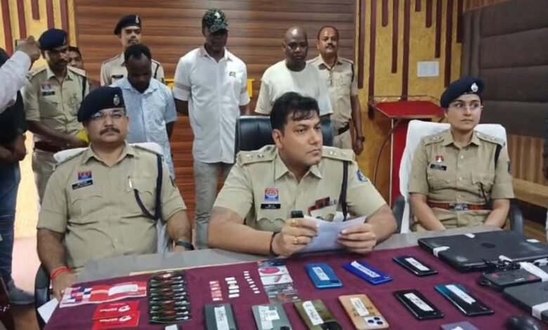 सोशल मीडिया ठगी, महंगे गिफ्ट का झांसा, विदेशी आरोपी गिरफ्तार, नाइजीरियाई आरोपी, Social media fraud, Fraud of expensive gifts, Foreign accused arrested, Nigerian accused, South African accused, Fake ID, Chichola woman fraud, दक्षिण अफ्रीकी आरोपी, फेक आईडी, चिचोला महिला ठगी,