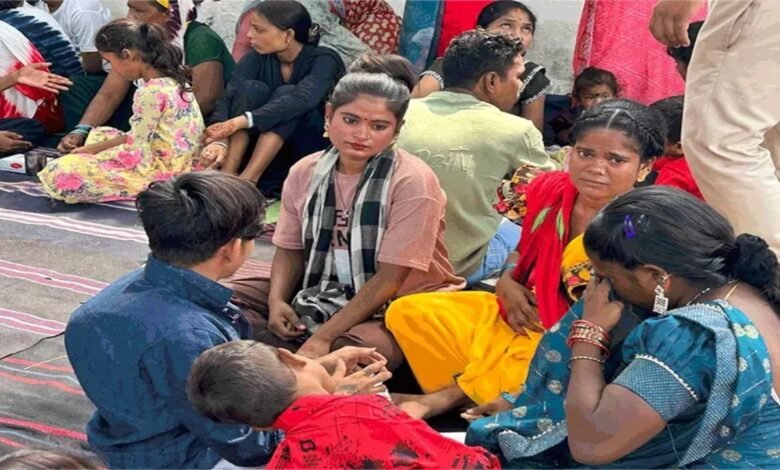 3000 बहनों ने भाइयों को बांधा रक्षा सूत्र, फोर-लेयर में थी सुरक्षा; देखिए तस्वीरें 1 रायपुर सेंट्रल जेल राखी, रक्षाबंधन 2025 रायपुर जेल, कैदी-बहन मुलाकात, जेल में फोर लेयर सुरक्षा, Raipur Central Jail Rakhi, Rakshabandhan 2025 Raipur Jail, Prisoner-sister meeting, Four layer security in jail, Female prisoner Rakhi, Rakhi meeting of prisoners, Brahmakumari and Gayatri Parivar Rakhi program, Raipur Jail Rakhi ceremony, Rakhi emotional moment in jail, Meeting of brothers in Raipur Central Jail prisoners, महिला कैदी राखी, कैदियों की राखी मुलाकात, ब्रम्हाकुमारी और गायत्री परिवार राखी कार्यक्रम, रायपुर जेल राखी समारोह, जेल में राखी भावुक पल, रायपुर सेंट्रल जेल कैदी भाइयों से मुलाकात,
