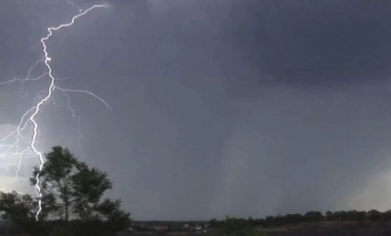 भारी बारिश, छत्तीसगढ़ मौसम अलर्ट, बिजली गिरने की चेतावनी, आंधी तूफान, मौसम विभाग, रेड अलर्ट, येलो अलर्ट, प्रभावित जिले, बाढ़ का खतरा,Heavy rain, Chhattisgarh weather alert, lightning warning, thunderstorm, weather department, red alert, yellow alert, affected districts, flood risk,