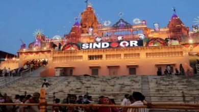 श्रीकृष्ण जन्माष्टमी 2025, मथुरा-वृंदावन उत्सव, 10 लाख भक्त, बांके बिहारी मंदिर, श्रीकृष्ण जन्मभूमि, सोने-चांदी की पोशाक, ऑपरेशन सिंदूर थीम , फूल बंगला सजावट, द्वारकाधीश मंदिर दर्शन,Shri Krishna Janmashtami 2025, Mathura-Vrindavan festival, 10 lakh devotees, Banke Bihari temple, Shri Krishna birthplace, Gold-silver dress, Operation Sindoor theme, Flower bungalow decoration, Dwarkadhish temple darshan,