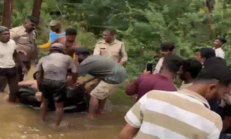 युवक ने ‘हर-हर महादेव’ कहकर लगाई नदी में छलांग, बचाने कूदे कॉन्स्टेबल भी असफल; मौत 1 दुर्ग, शिवनाथ नदी, महमरा एनीकट, हर-हर महादेव, युवक ने लगाई छलांग, हाई वोल्टेज ड्रामा , नशे में युवक, कॉन्स्टेबल नदी में कूदे, मछुआरों की मदद, जिला अस्पताल, Durg, Shivnath river, Mahamara Anicut, Har-Har Mahadev, Young man jumps, High voltage drama, Drunk youth, Constable jumps into river, Fishermen help, District hospital, Declared dead, Suicide suspected, Durg Kotwali police station, Postmortem, मृत घोषित , आत्महत्या की आशंका, दुर्ग कोतवाली थाना , पोस्टमॉर्टम,