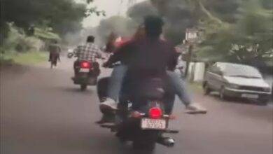 चलती बाइक पर कपल का रोमांस VIDEO वायरल, पुलिस करेगी कार्रवाई 2 image 2025 08 19T102759.694