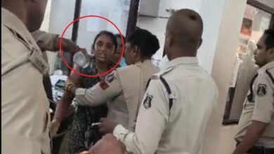 हिस्ट्रीशीटर संजू टंडन गिरफ्तार, पत्नी मंजू टंडन पेट्रोल लेकर थाने पहुंची, आत्मदाह की धमकी, थाने में हंगामा, पुलिसकर्मियों के पसीने छूटे,History sheeter Sanju Tandon arrested, Wife Manju Tandon reached police station with petrol, Threatened to commit suicide, Uproar in police station, Policemen sweated, Preventive action taken against woman, Sanju Tandon sent to jail, Wife got bail, महिला पर प्रतिबंधात्मक कार्रवाई, संजू टंडन जेल भेजा गया, पत्नी को जमानत मिली,