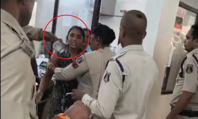 हिस्ट्रीशीटर संजू टंडन गिरफ्तार, पत्नी मंजू टंडन पेट्रोल लेकर थाने पहुंची, आत्मदाह की धमकी, थाने में हंगामा, पुलिसकर्मियों के पसीने छूटे,History sheeter Sanju Tandon arrested, Wife Manju Tandon reached police station with petrol, Threatened to commit suicide, Uproar in police station, Policemen sweated, Preventive action taken against woman, Sanju Tandon sent to jail, Wife got bail, महिला पर प्रतिबंधात्मक कार्रवाई, संजू टंडन जेल भेजा गया, पत्नी को जमानत मिली,