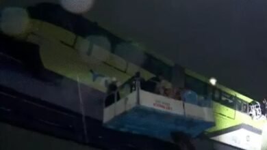 मुंबई भारी बारिश, 36 ट्रेनें प्रभावित, 250 फ्लाइट्स लेट, Mumbai heavy rains, 36 trains affected, 250 flights delayed, Monorail stuck on track, 500 passengers evacuated safely, CM Devendra Fadnavis, Flood-like situation, मोनोरेल ट्रैक पर अटकी, 500 यात्री सुरक्षित निकाले गए, सीएम देवेंद्र फडणवीस, बाढ़ जैसे हालात,