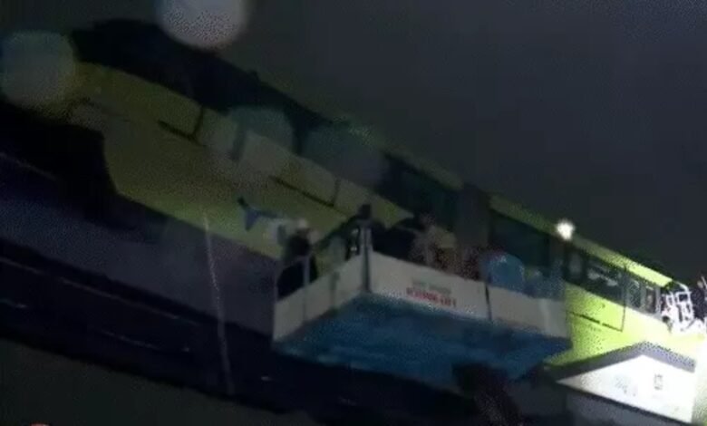 मुंबई भारी बारिश, 36 ट्रेनें प्रभावित, 250 फ्लाइट्स लेट, Mumbai heavy rains, 36 trains affected, 250 flights delayed, Monorail stuck on track, 500 passengers evacuated safely, CM Devendra Fadnavis, Flood-like situation, मोनोरेल ट्रैक पर अटकी, 500 यात्री सुरक्षित निकाले गए, सीएम देवेंद्र फडणवीस, बाढ़ जैसे हालात,
