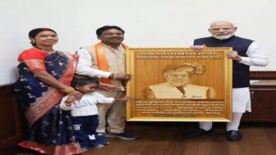 प्रधानमंत्री मोदी से मिले सांसद महेश कश्यप: बस्तर दशहरा में आने का दिया निमंत्रण 5 प्रधानमंत्री नरेन्द्र मोदी, सांसद महेश कश्यप, संसद भवन नई दिल्ली, बस्तर दशहरा निमंत्रण,Prime Minister Narendra Modi, MP Mahesh Kashyap, Parliament House, New Delhi, Bastar Dussehra invitation, Wood sculptor Shivcharan Sahu, Wood painting gift, Students of Madanar School, काष्ठ शिल्पकार शिवचरण साहू, काष्ठचित्र भेंट, मड़ानार विद्यालय के छात्र,