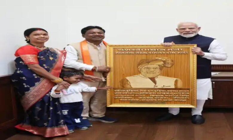 प्रधानमंत्री नरेन्द्र मोदी, सांसद महेश कश्यप, संसद भवन नई दिल्ली, बस्तर दशहरा निमंत्रण,Prime Minister Narendra Modi, MP Mahesh Kashyap, Parliament House, New Delhi, Bastar Dussehra invitation, Wood sculptor Shivcharan Sahu, Wood painting gift, Students of Madanar School, काष्ठ शिल्पकार शिवचरण साहू, काष्ठचित्र भेंट, मड़ानार विद्यालय के छात्र,