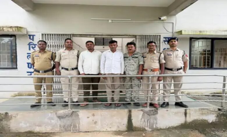Balrampur Police, Animal smuggling, Mastermind Taufiq Ansari, Mustaq Ansari, Jharkhand Garhwa district, Ranka police station area, Sonpurva village, Chhattisgarh Agricultural Animal Protection Act, Animal Cruelty Act, Section 111, Pickup vehicle seized, Police raid, Accused arrested, Appeared in court,