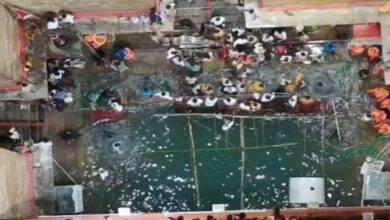 संतान प्राप्ति और मनोकामना पूर्ति के लिए लोलार्क कुंड में स्नान को उमड़े श्रद्धालु, 5 किमी दायरे में जुटे करीब 2 लाख लोग 3 Lolark Kund, Lolark Shashthi, Varanasi, child birth, bath, Lolarkeshwar Mahadev, devotees, faith, Kashi, religious rituals, crowd,