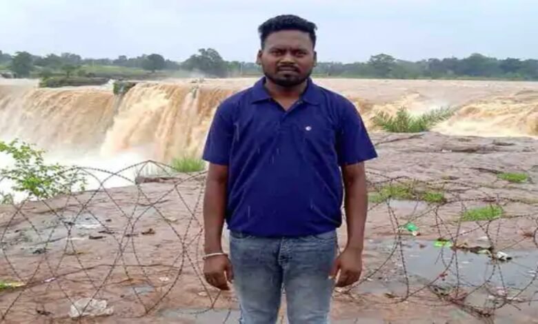 Bijapur, Chhattisgarh, Naxalite violence, Shikshadoot murder, Kallu Tati, Nendra village, Gangalur police station, kidnapping from school, sharp weapon, teacher safety, Naxalite affected area, police investigation, school operation, education sector, Sukma district, allegation of being an informer,