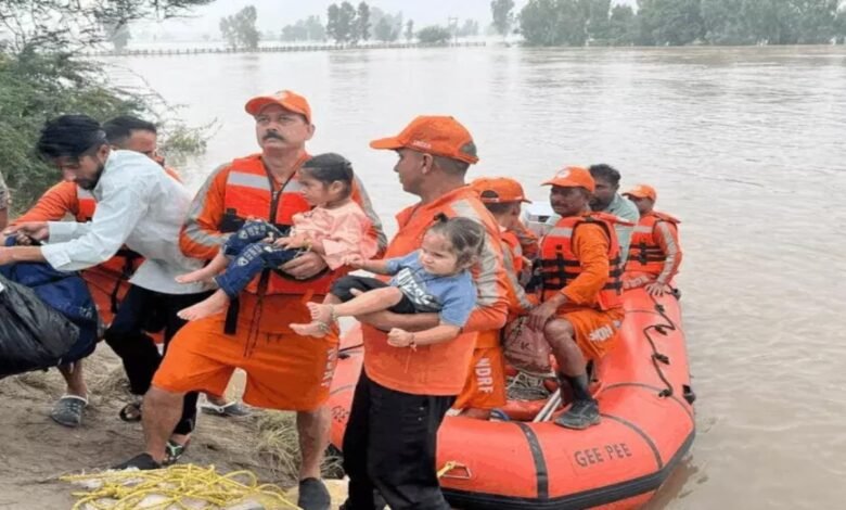 पंजाब बाढ़ 2025, गुरदासपुर धुस्सी बांध टूटा, अजनाला शहर डूबा, जम्मू-कश्मीर रियासी भूस्खलन, रामबन बादल फटना, , वैष्णो देवी यात्रा रुकी,Punjab flood 2025, Gurdaspur Dhussi dam broke, Ajnala city submerged, Jammu and Kashmir Reasi landslide, Ramban cloudburst, Vaishno Devi Yatra stopped, Himachal Mani Mahesh Yatra stopped, UP Ganga erosion Ballia, Sonbhadra Rihand dam overflows, हिमाचल मणिमहेश यात्रा रोक, यूपी गंगा कटान बलिया , सोनभद्र रिहंद बांध ओवरफ्लो,
