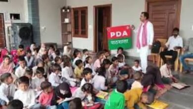 A फॉर अखिलेश, D फॉर डिंपल… ‘PDA पाठशाला’ पर FIR, सपा नेता पर बच्चों को राजनीतिक वर्णमाला सिखाने का आरोप 4 अखिलेश