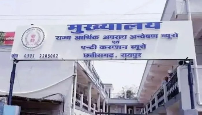 छत्तीसगढ़ शराब घोटाला, रिटायर्ड IAS निरंजन दास EOW के शिकंजे में 1 Chhattisgarh liquor scam, EOW action, Raipur raid, Bilaspur raid, Durg raid, illegal liquor, duplicate holograph, PHSE company, Vidhu Gupta arrest, Kawasi Lakhma, CSMCL officer, Arunpati Tripathi, Anwar Dhebar,