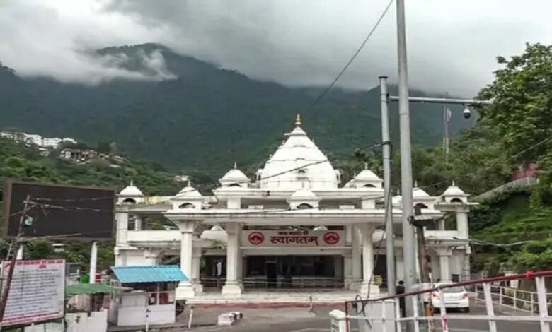Vaishno Devi Yatra, Vaishno Devi Temple, Katra Hotels and Restaurants Association, Rakesh Wazir, Landslide Vaishno Devi Marg, Ardhkunwari Landslide, Stranded Devotees, Free Breakfast and Dinner, Hotel Free Service, 700 devotees stranded in Katra,