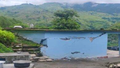 चमोली का नंदानगर जोशीमठ की राह पर, 34 परिवार बेघर – बाजार भी खाली 5 Nandanagar, Chamoli district, Landslide, Land subsidence, Rain, House collapse, Cracks, Red mark houses, Joshimath crisis, Administrative action, Displacement of families, Shops vacant, Kuntari village, Laxmi market, Band bazaar, DDRF team, Relief camp, Rock sliding, Red alert, Weak soil, Moraine (pile of debris),