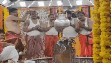 Mahakaleshwar Temple, Garbhagriha entry, High Court decision, Ujjain Collector, PIL, Darpan Awasthi, Famous Shastri, Discriminatory system, VIP permission, Review Petition,