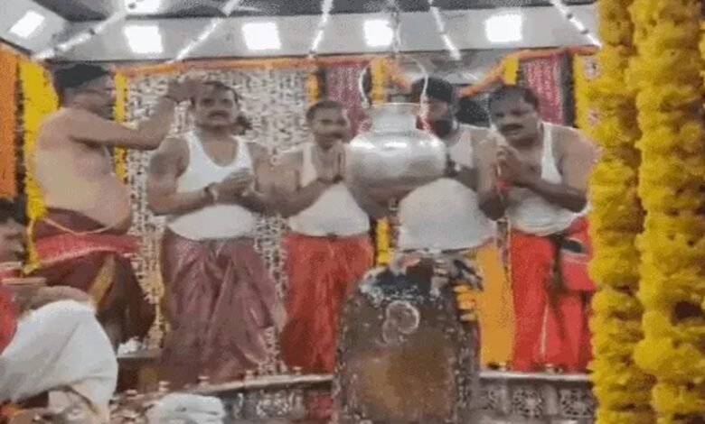 Mahakaleshwar Temple, Garbhagriha entry, High Court decision, Ujjain Collector, PIL, Darpan Awasthi, Famous Shastri, Discriminatory system, VIP permission, Review Petition,