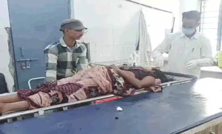 Janjgir-Champa murder, suspicion of affair, husband-wife dispute, knife attack, wife killed, husband serious, vein cut,
