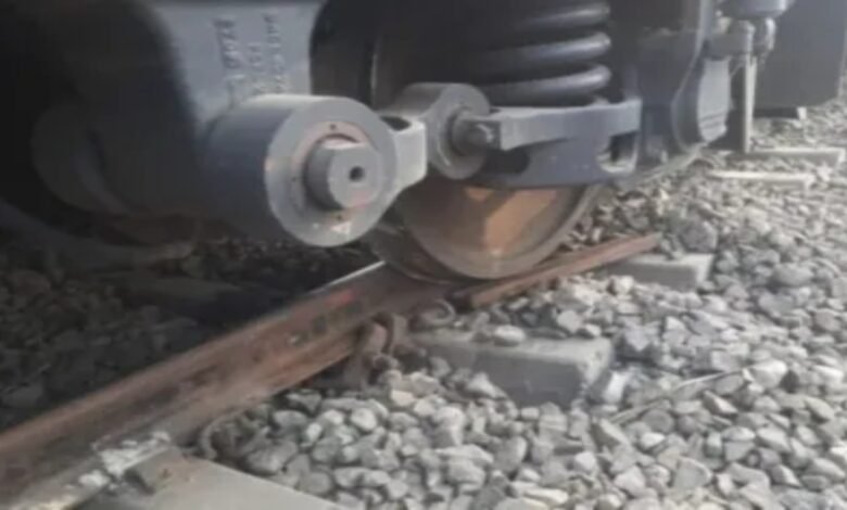 इंजन पटरी से उतरा, रेल यातायात बाधित; यात्रियों को घंटों परेशानी 1 image 2025 09 10T092848.900