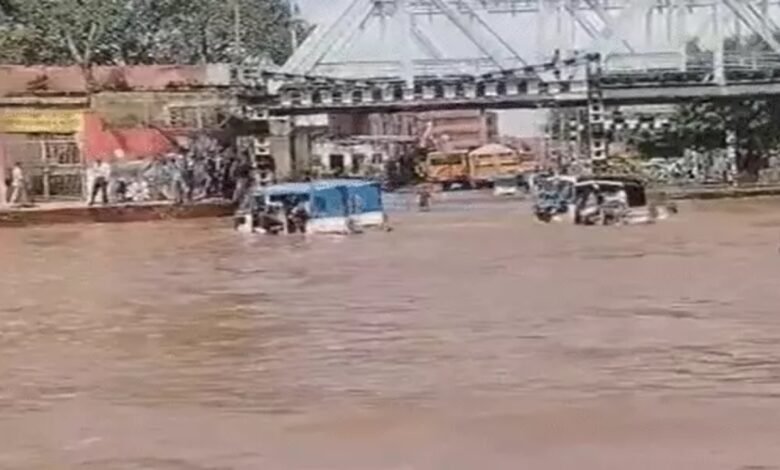 Mathura-Vrindavan flood, Hathini Kund Barrage water released, Radha Vallabh temple waterlogging, Ghaggar drain crack, Sirsa 300 acres of crops submerged, Raipur airport navigation system failed Flight diverted Raipur, Bay of Bengal cyclone, Bihar-Odisha rain alert, Punjab-Haryana flood impact,